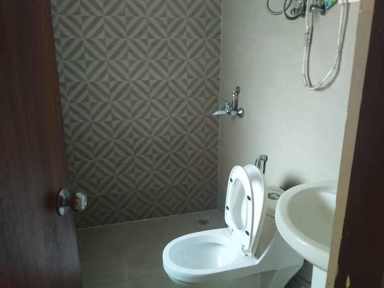 Bathroom, vvip-homes 3 Bedroom 1490 Sq.Ft. Apartment In Gaur City 2 Greater Noida 9501376