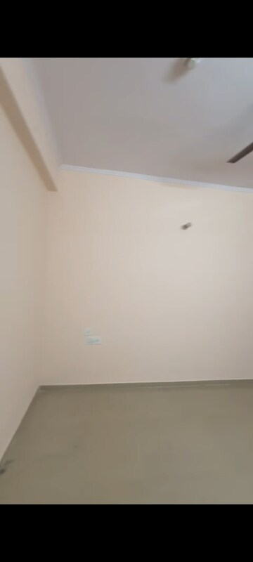 Room in 3 BHK Apartment at Himalaya Pride, Tech Zone 4 Greater Noida – for Rent