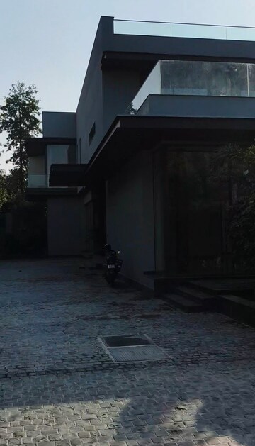 Parking in 5 BHK Villa at Chattarpur – for Sale