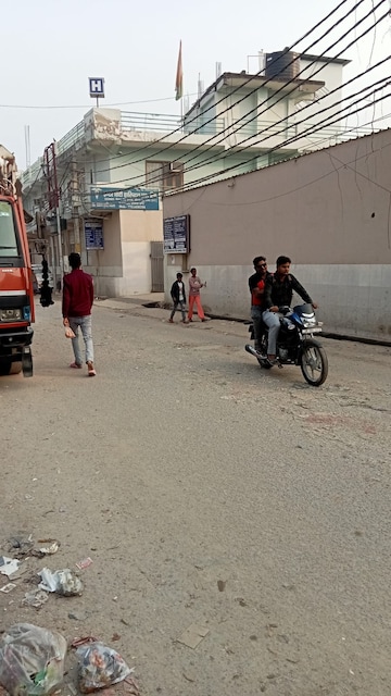 Parking in 3 BHK Builder Floor at Sector 72 – for Sale