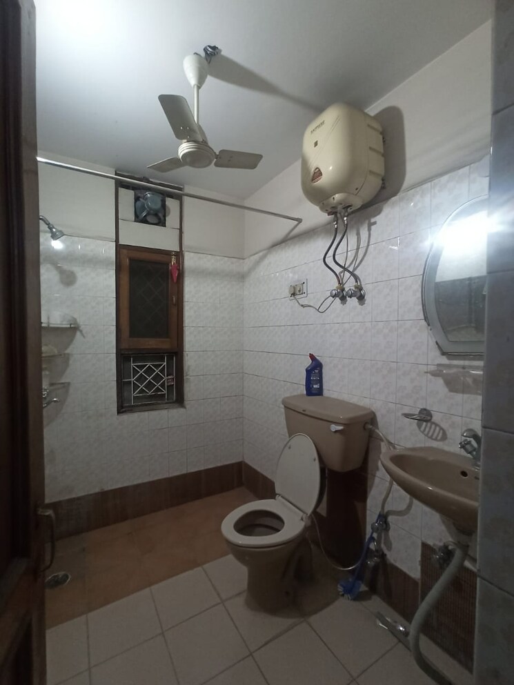 Bathroom, dron-apartment 3 Bedroom 1600 Sq.Ft. Builder Floor In Civil Lines Gurgaon 9501467