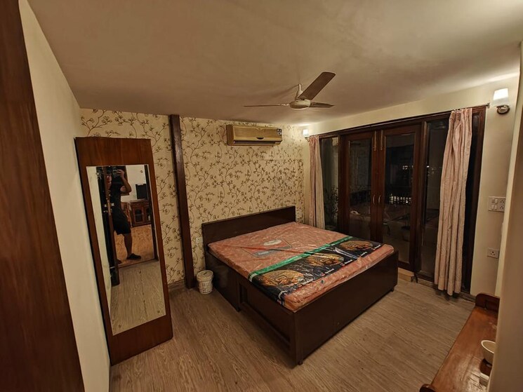 Bedroom, sector 46 3 Bedroom 250 Sq.Mt. Builder Floor In Sector 46 Noida 9501488