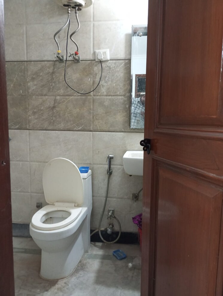 Bathroom, anand niketan 2 Bedroom 200 Sq.Yd. Builder Floor In Anand Niketan Delhi 9501549