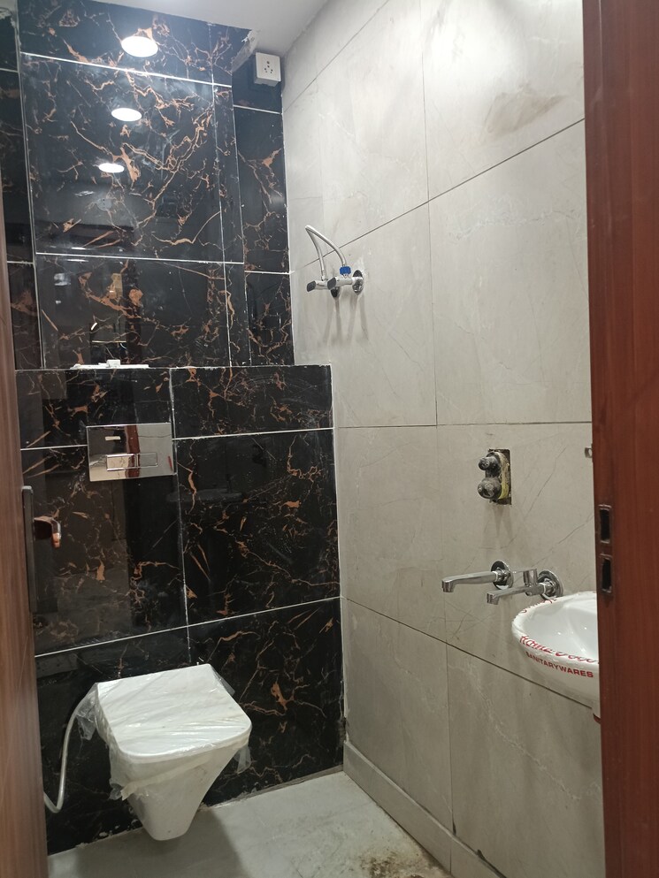 Bathroom, mohan garden 3 Bedroom 630 Sq.Ft. Builder Floor In Mohan Garden Delhi 9501676