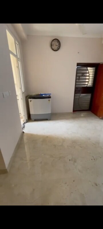 Room in 2 BHK Apartment at Amrapali Golf Homes, Sector 4 Greater Noida – for Rent