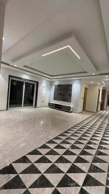 Building Lobby in 4 BHK Builder Floor at Green Fields Colony – for Rent