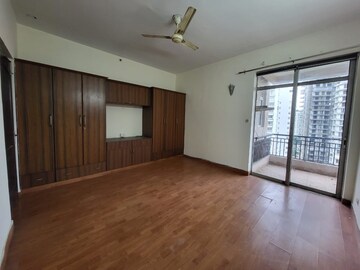 Room in 3.5 BHK Apartment at Central Park II-Bellevue, Sector 48 – for Rent