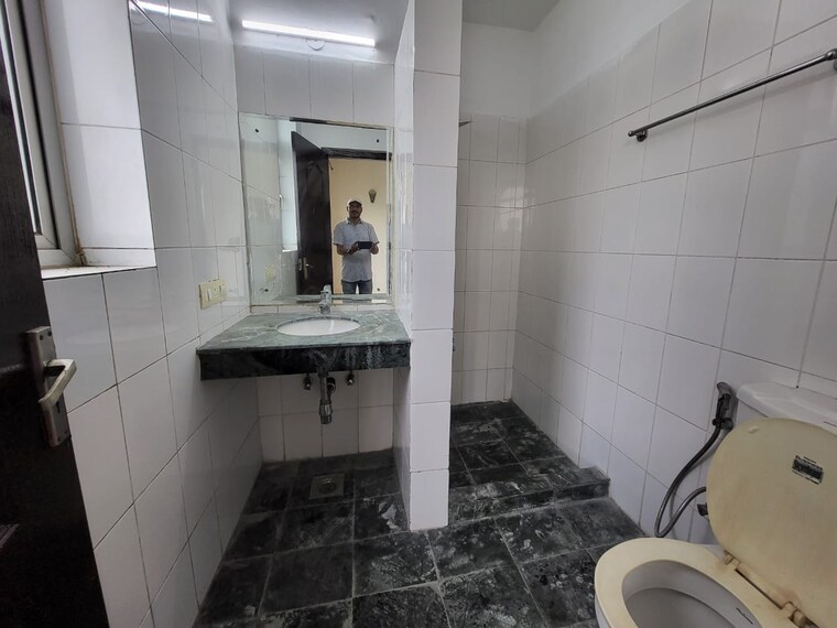 Bathroom, central-park-ii-bellevue 3.5 Bedroom 2550 Sq.Ft. Apartment In Sector 48 Gurgaon 9501790