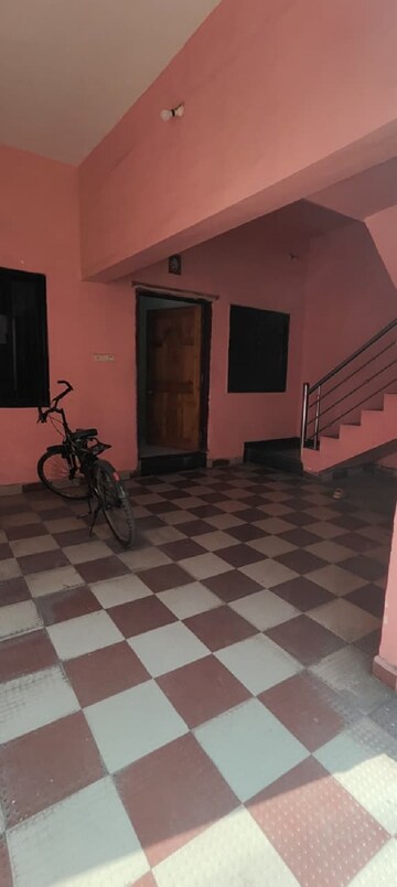 Parking in 2.5 BHK Independent House at Uppadhyay Nagar – for Rent