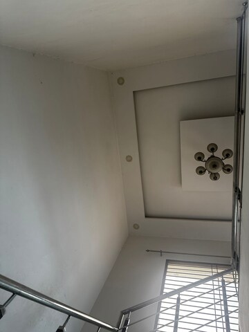 Room in 6 BHK Independent House at Sector 7 – for Rent