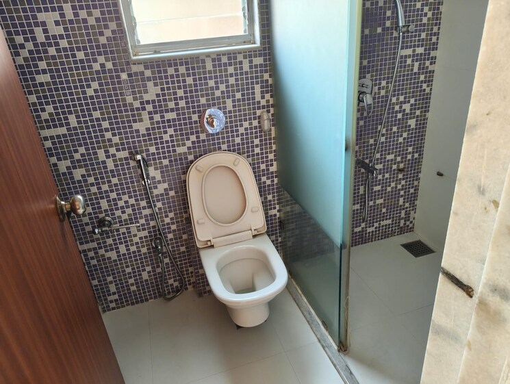 Bathroom, hiranandani-brentwood-mumbai 3 Bedroom 1300 Sq.Ft. Apartment In Powai Mumbai 9501901