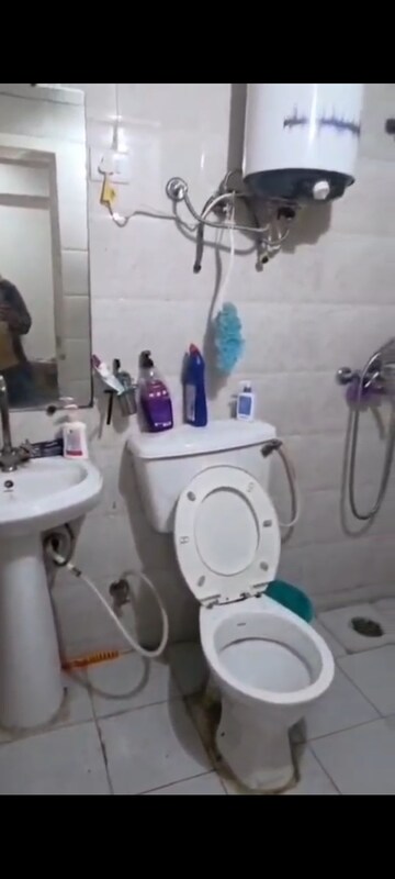 Master Bedroom in 2.5 BHK Apartment at Gaur City 6th Avenue, Sector 4 Greater Noida – for Rent