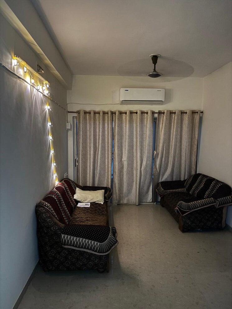 Living Room, new cg road 2 Bedroom 130 Sq.Yd. Apartment In New Cg Road Ahmedabad 9502146
