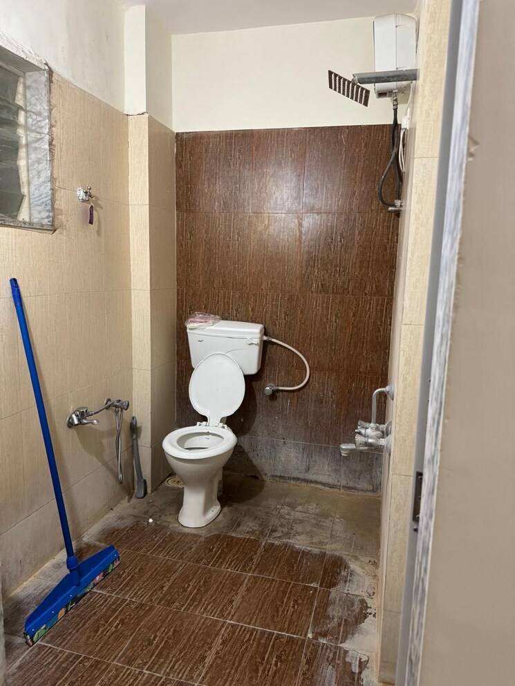 Bathroom, new cg road 2 Bedroom 130 Sq.Yd. Apartment In New Cg Road Ahmedabad 9502146