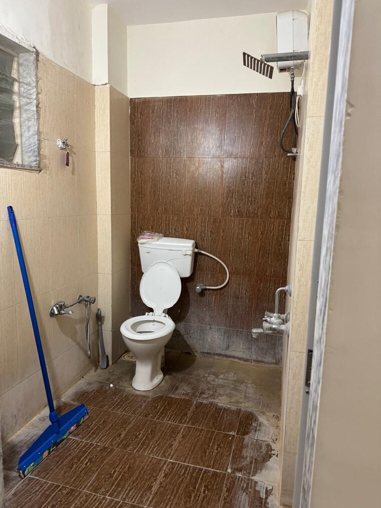 Bathroom, new cg road 2 Bedroom 130 Sq.Yd. Apartment In New Cg Road Ahmedabad 9502146