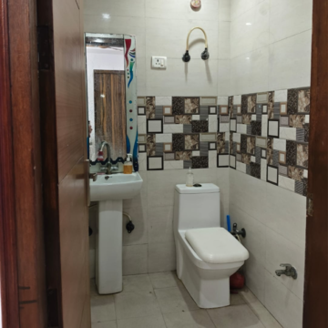 Bathroom in 2 BHK Builder Floor at Shakti Khand 2 – for Rent