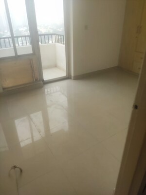 Room in 2 BHK Apartment at DLF Regency Park I, Dlf Phase iv – for Rent