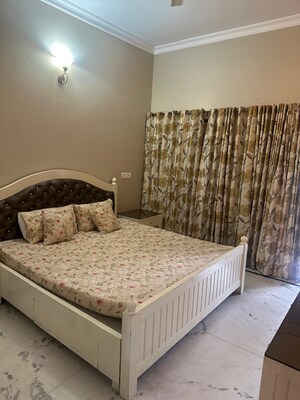 Bedroom in 3 BHK Builder Floor at Sector 36 – for Rent