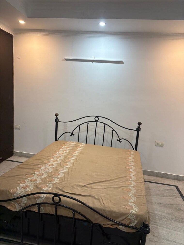 Bedroom, sector 46 4 Bedroom 300 Sq.Mt. Builder Floor In Sector 46 Noida 9502397