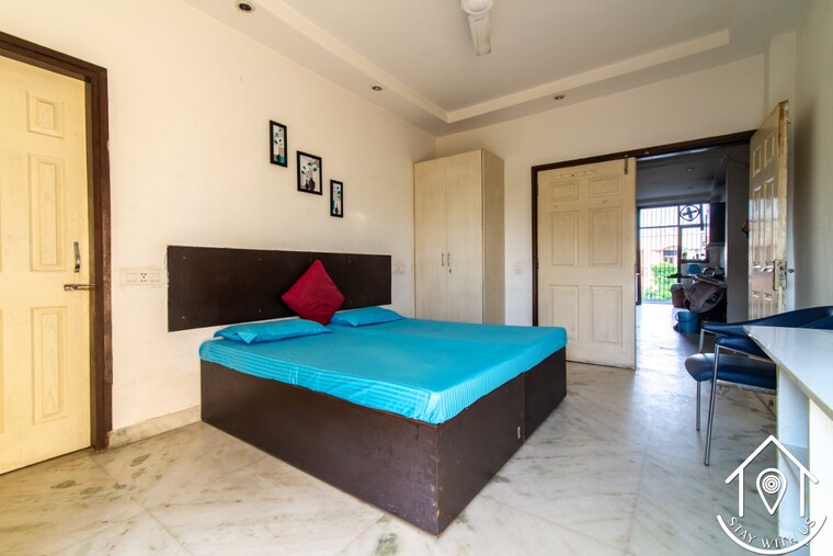Bedroom, sector 46 4 Bedroom 300 Sq.Mt. Builder Floor In Sector 46 Noida 9502397
