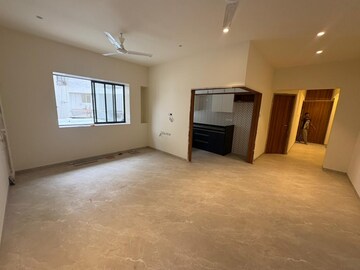 Room in 2.5 BHK Apartment at Raheja Heaven, Juhu – for Rent
