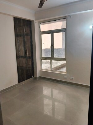Room in 2 BHK Apartment at Amrapali Golf Homes, Sector 4 Greater Noida – for Rent