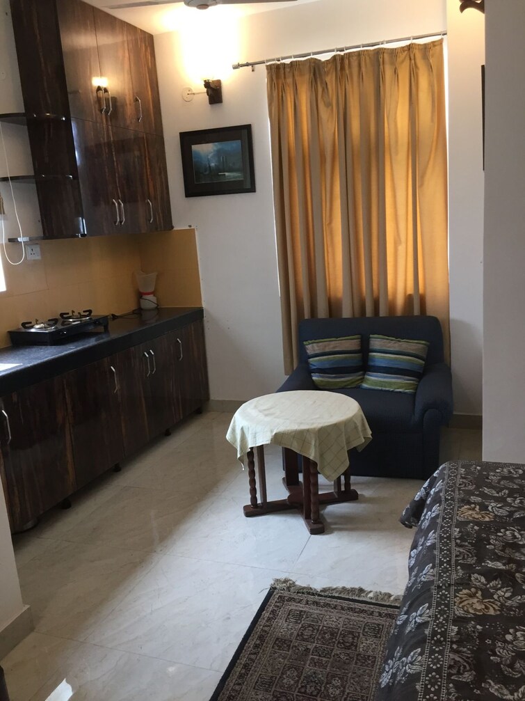 Living Room, sector 47 1 RK 50 Sq.Yd. Builder Floor In Sector 47 Noida 9502619