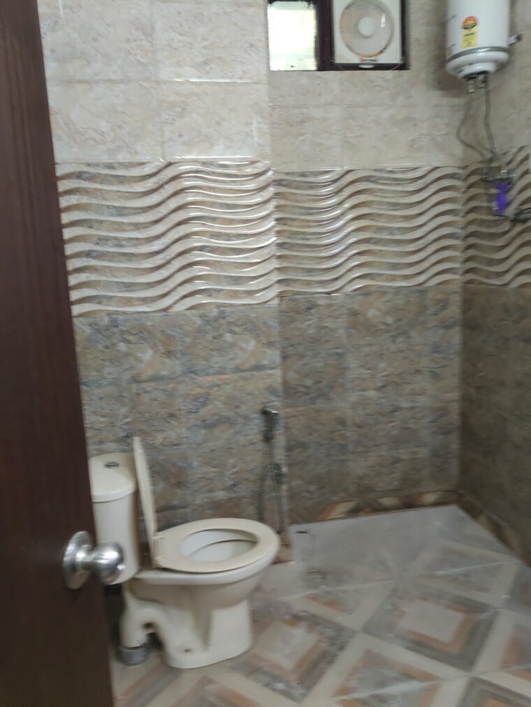 Bathroom, chattarpur 3 Bedroom 1150 Sq.Ft. Builder Floor In Chattarpur Delhi 9502764