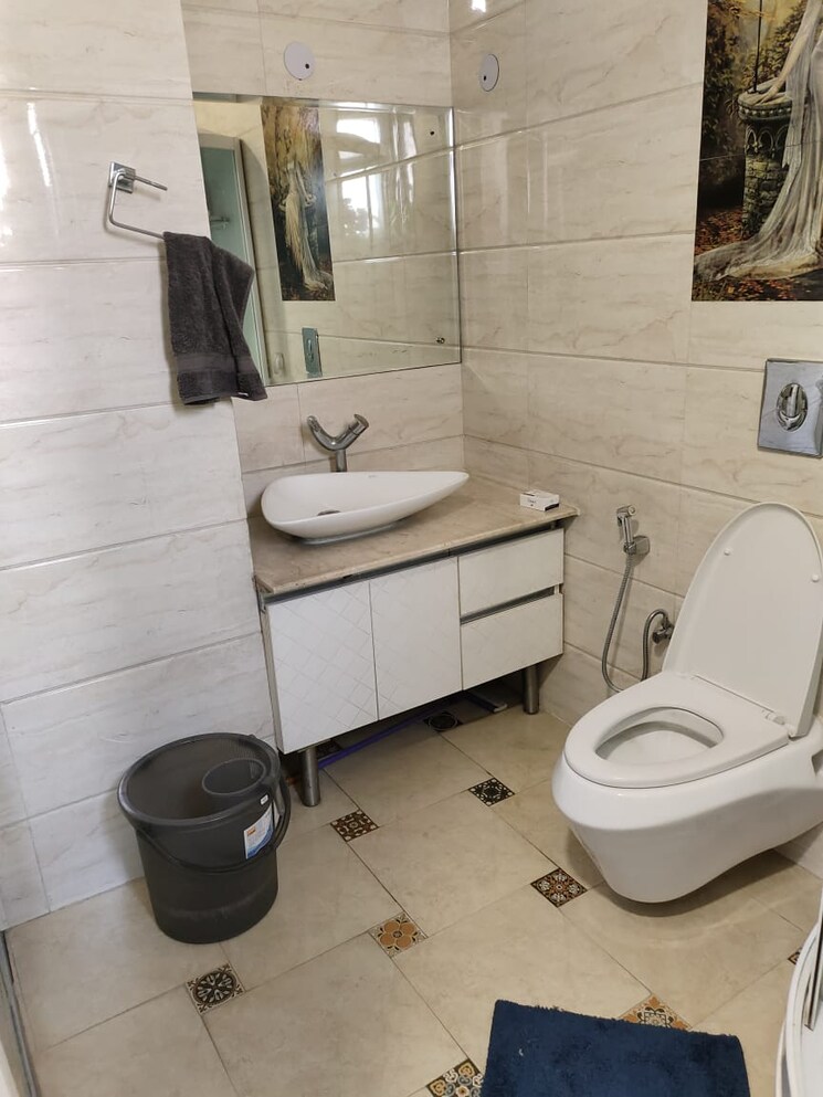 Bathroom, greater kailash ii 3 Bedroom 300 Sq.Yd. Builder Floor In Greater Kailash ii Delhi 9502758