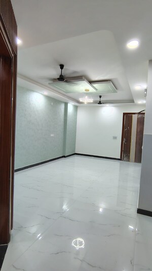 Room in 3 BHK Builder Floor at Dwarka Mor – for Rent