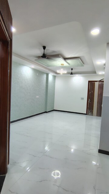 Room in 3 BHK Builder Floor at Dwarka Mor – for Rent