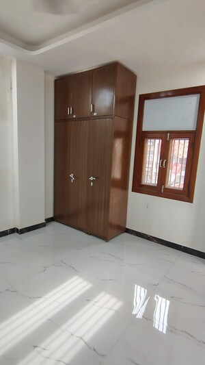 Room in 3 BHK Builder Floor at Dwarka Mor – for Rent
