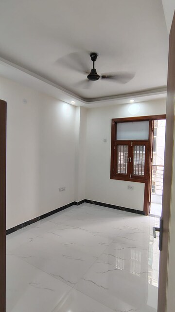 Room in 3 BHK Builder Floor at Dwarka Mor – for Rent
