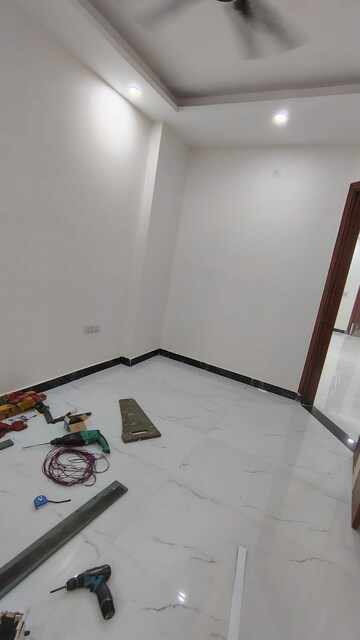 Room in 3 BHK Builder Floor at Dwarka Mor – for Rent