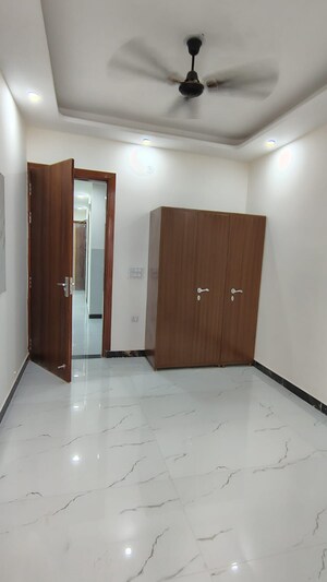 Room in 3 BHK Builder Floor at Dwarka Mor – for Rent