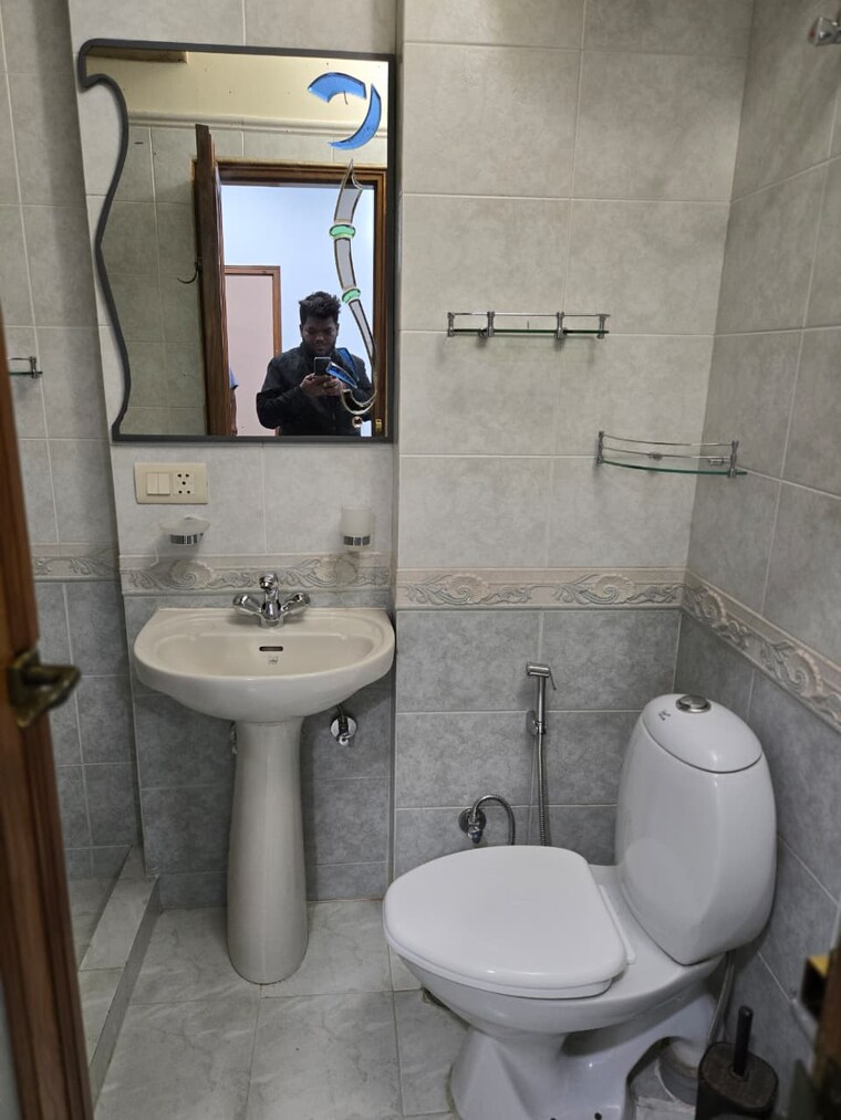 Bathroom, green park extension 3 Bedroom 1850 Sq.Ft. Apartment In Green Park Extension Delhi 9502849