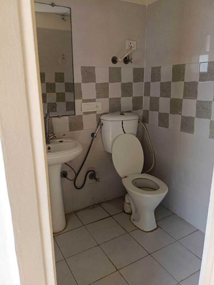 Bathroom, gaur-city-2-14th-avenue 2 Bedroom 985 Sq.Ft. Apartment In Sector 16c Greater Noida Greater Noida 9502988