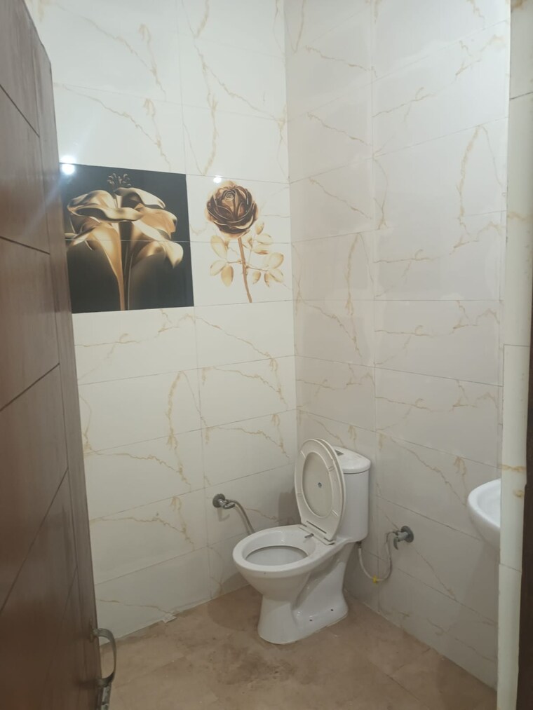 Bathroom, ambala highway 3 Bedroom 1350 Sq.Ft. Builder Floor In Ambala Highway Zirakpur 9502996