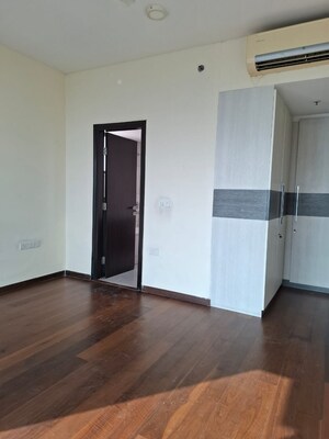 Room in 3.5 BHK Apartment at Tata Primanti-Tower Residences, Sector 72 – for Sale