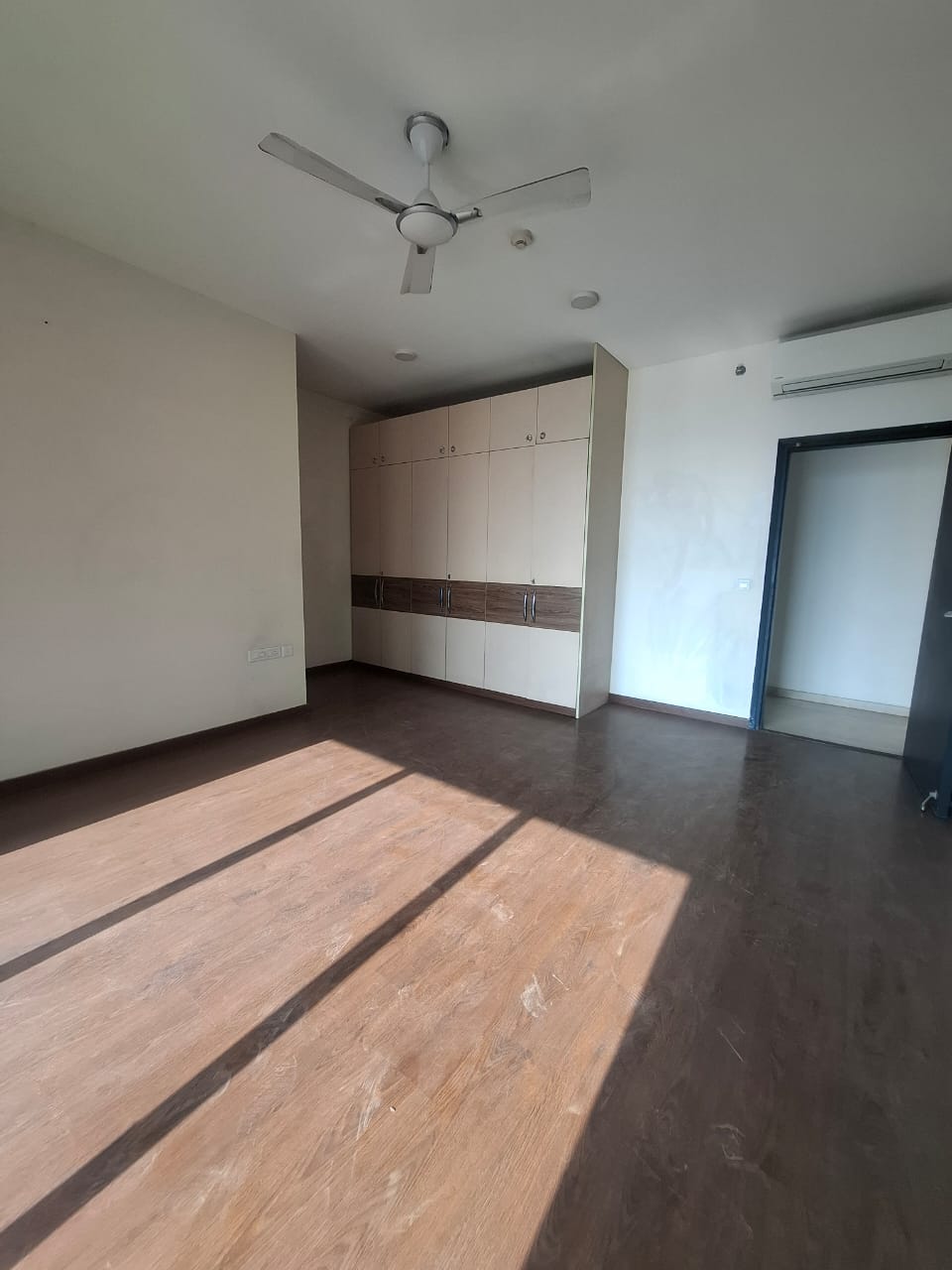 3.5 BHK + Servant Room Apartment For Sale in Tata Primanti-Tower Residences