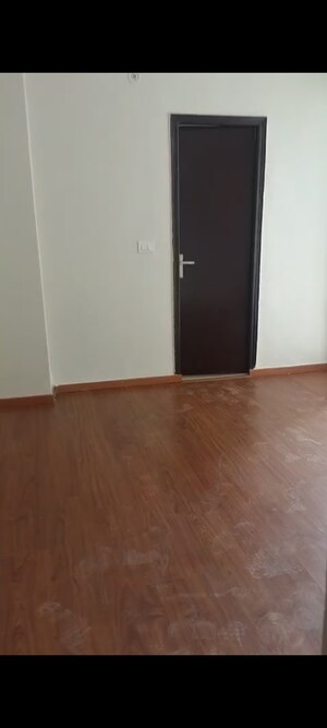 Room in 3 BHK Apartment at Amrapali Golf Homes, Sector 4 Greater Noida – for Rent