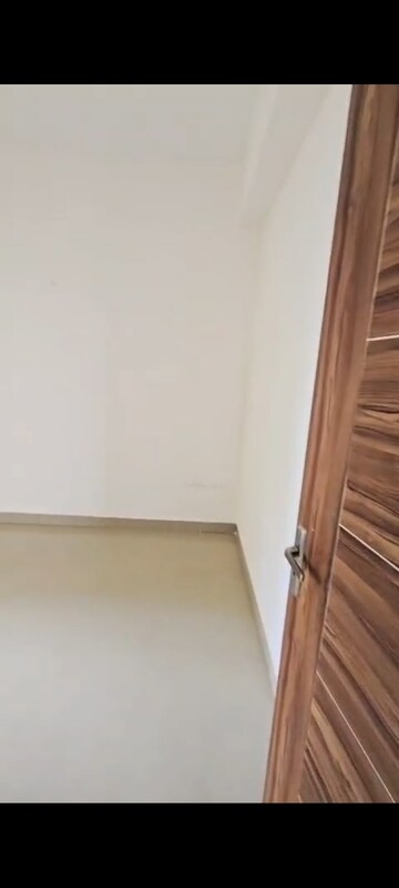 Room in 3 BHK Apartment at Amrapali Golf Homes, Sector 4 Greater Noida – for Rent