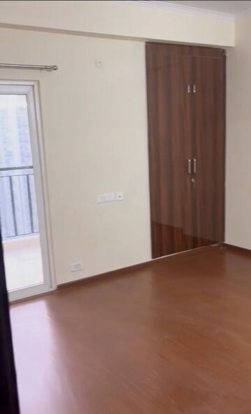 Room in 3 BHK Apartment at Amrapali Centurian Park, Tech Zone 4 Greater Noida – for Rent