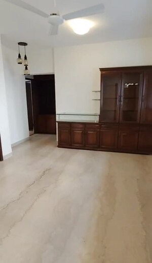 Room in 3 BHK Apartment at Harbour Heights, Colaba – for Rent