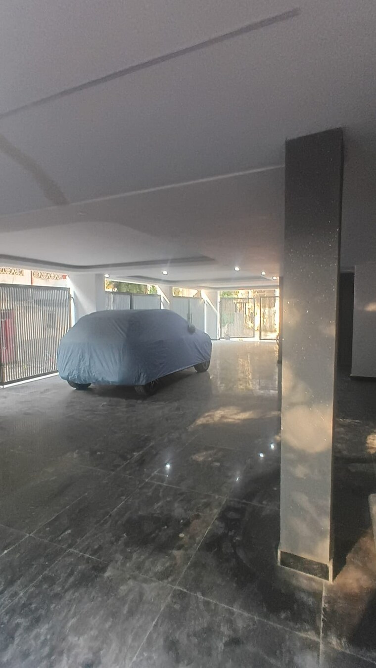  Parking, nehru enclave 3 Bedroom 1800 Sq.Ft. Apartment In Nehru Enclave Delhi 9503409