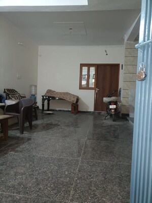 Room in 2 BHK Builder Floor at Mayur Vihar Phase 1 – for Rent