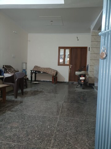 Room in 2 BHK Builder Floor at Mayur Vihar Phase 1 – for Rent