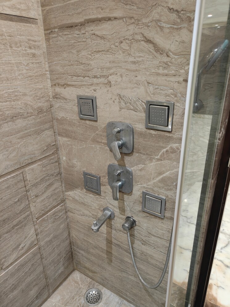 Bathroom, model town phase 1 5 Bedroom 3600 Sq.Ft. Builder Floor In Model Town Phase 1 Delhi 9503901