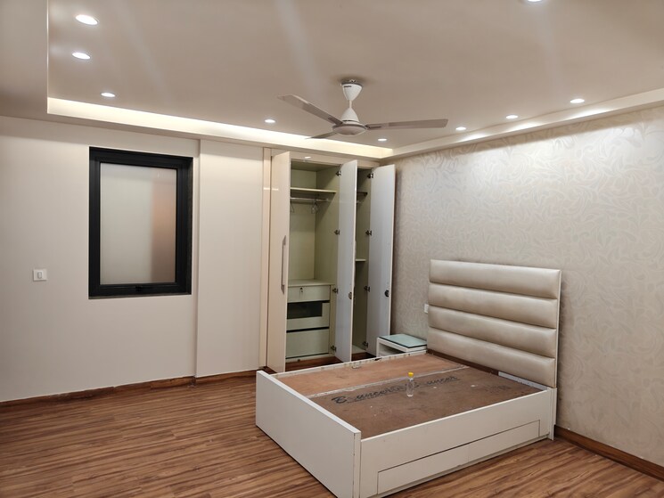 Room, model town phase 1 5 Bedroom 3600 Sq.Ft. Builder Floor In Model Town Phase 1 Delhi 9503901