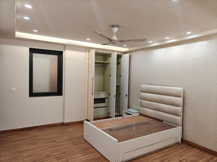 Room, model town phase 1 5 Bedroom 3600 Sq.Ft. Builder Floor In Model Town Phase 1 Delhi 9503901